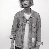 Ein junger Mann mit zersausten Haaren und leerem Blick