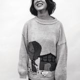 Eine junge Japanerin mit zugekniffenen Augen vor Lachen