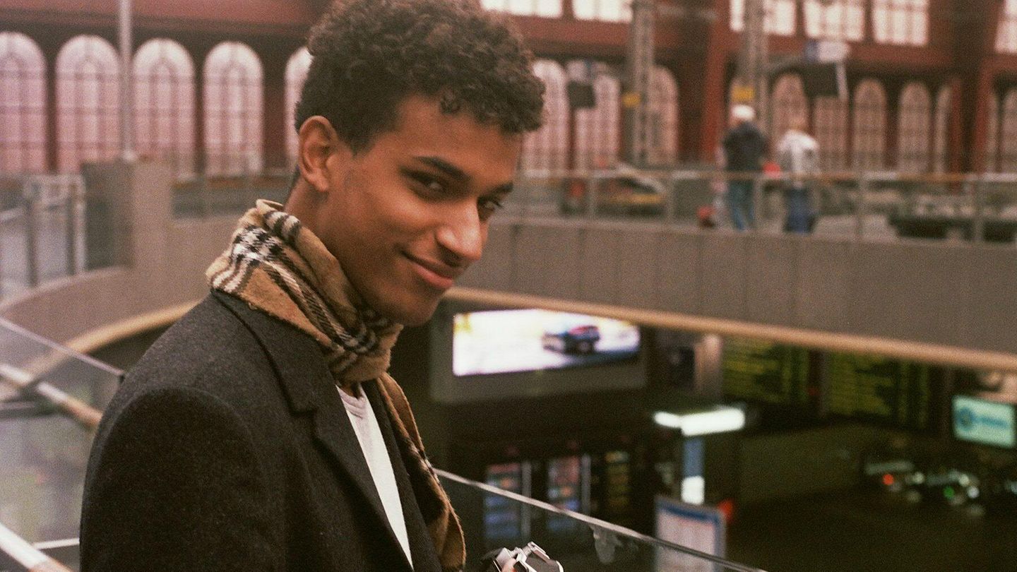 Reuzegom (FINAL) >> Portrait of former student Sanda Dia. The student from an immigrant family together with two others from Leuven University was ordered by members of the fraternity club Reuzegom to consume large amounts of alcohol outside this pre... Aufnahmeprüfung