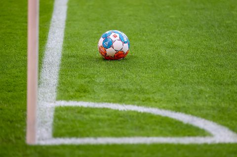 Ball liegt vor der Eckfahne
