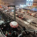 Auf vielen Straßenabschnitten kam es am Montagabend zu zahlreichen Unfällen, und auf den Autobahnen bildeten sich lange Staus. 