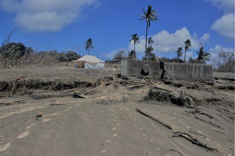 Dieses Bild zeigt provisorische Unterkünfte, die im westlichen Tongatapu, Tonga, eingerichtet wurden