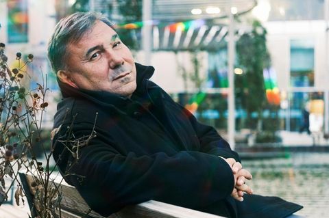 Der Politikwissenschaftler und Publizist Ivan Krastev ist einer der wichtigsten zeitgenössischen Denker Europas. Krastev, 1965 in Bulgarien geboren, leitet das "Centre for Liberal Strategies" in Sofia und arbeitet derzeit am "Institut für die Wissenschaften vom Menschen" in Wien. Seit dem Zerfall des Sowjet-Kommunismus hat er sich immer wieder mit den Auf- und Umbrüchen in Osteuropa beschäftigt, mit der Architektur der Europäischen Union, der Schwäche und Widerstandsfähigkeit von Demokratien. Zu seinen bekanntesten Büchern zählen "Europadämmerung" (Suhrkamp Verlag) und "Das Licht, das erlosch" (gemeinsam mit Stephen Holmes; Ullstein Verlag)