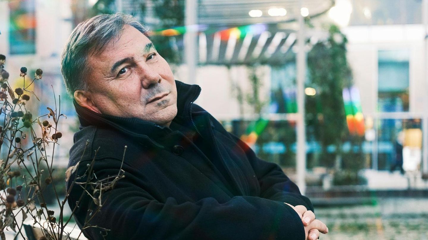 Der Politikwissenschaftler und Publizist Ivan Krastev ist einer der wichtigsten zeitgenössischen Denker Europas. Krastev, 1965 in Bulgarien geboren, leitet das "Centre for Liberal Strategies" in Sofia und arbeitet derzeit am "Institut für die Wissenschaften vom Menschen" in Wien. Seit dem Zerfall des Sowjet-Kommunismus hat er sich immer wieder mit den Auf- und Umbrüchen in Osteuropa beschäftigt, mit der Architektur der Europäischen Union, der Schwäche und Widerstandsfähigkeit von Demokratien. Zu seinen bekanntesten Büchern zählen "Europadämmerung" (Suhrkamp Verlag) und "Das Licht, das erlosch" (gemeinsam mit Stephen Holmes; Ullstein Verlag)