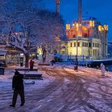 Die große Mecidiye Moschee am Fuße der Bosporus-Brücke