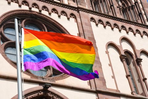 Eine Regenbogenfahne weht an der an der Herz-Jesu-Kirche in Freiburg