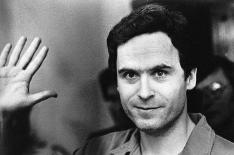 Ted Bundy hebt die Hand