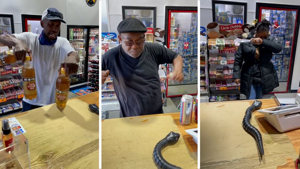 Kunden im Supermarkt erschrecken sich vor Gummi-Schlange