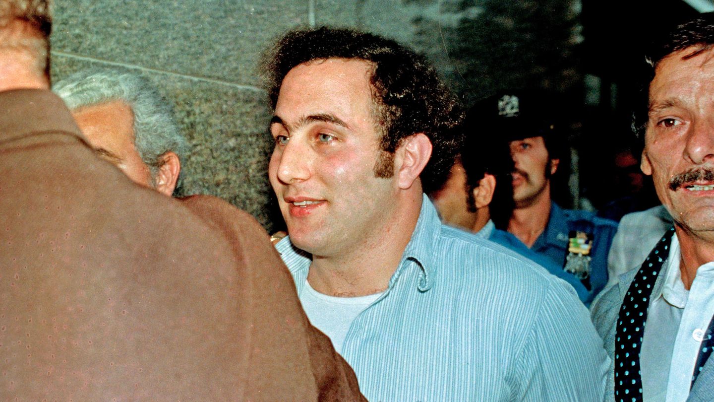 David Berkowitz wird von Polizisten abgeführt