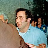 David Berkowitz wird von Polizisten abgeführt