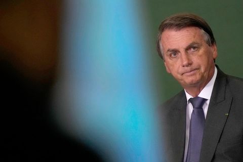 Jair Bolsonaro, Präsident von Brasilien kneift die Lippen zusammen und schaut ernüchtert in die Kamera