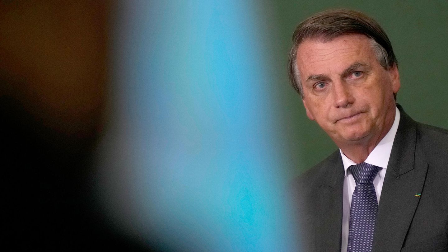 Jair Bolsonaro, Präsident von Brasilien kneift die Lippen zusammen und schaut ernüchtert in die Kamera