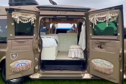 Kleiner Campervan mit geöffneten Türen