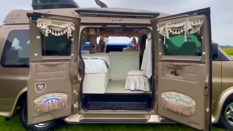 Kleiner Campervan mit geöffneten Türen