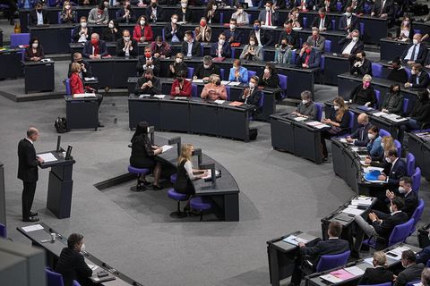 Bundeskanzler Olaf Scholz (SPD) spricht im Bundestag