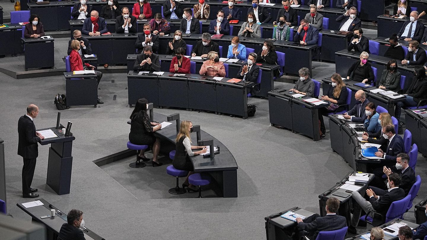 Bundeskanzler Olaf Scholz (SPD) spricht im Bundestag