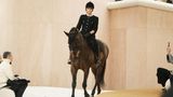 Royal News: Charlotte Casiraghi eröffnet Chanel-Modeschau auf ihrem Pferd