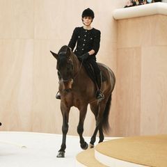Royal News: Charlotte Casiraghi eröffnet Chanel-Modeschau auf ihrem Pferd