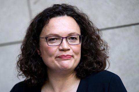 Auf diesem Foto zu sehen ist Andrea Nahles, eine Frau mit Brille und dunklen, gewellten Haaren