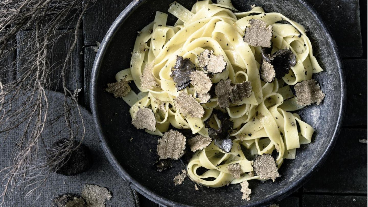 5/22 TrüffelpastaGenuss Kolumne von Denise Wachter Foodstyling: Roland Geiselmann; Styling: Maria Grossmann Trüffelpasta vom Feinsten: Fettucine mit Périgord-Trüffel