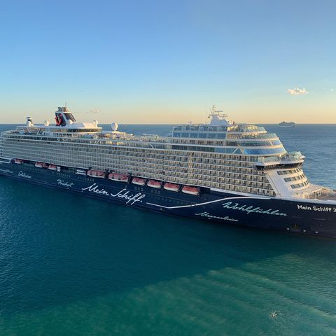 Das Kreuzfahrtschiff "Mein Schiff 2" liegt in einem Hafen.