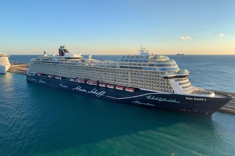 Das Kreuzfahrtschiff "Mein Schiff 2" liegt in einem Hafen.