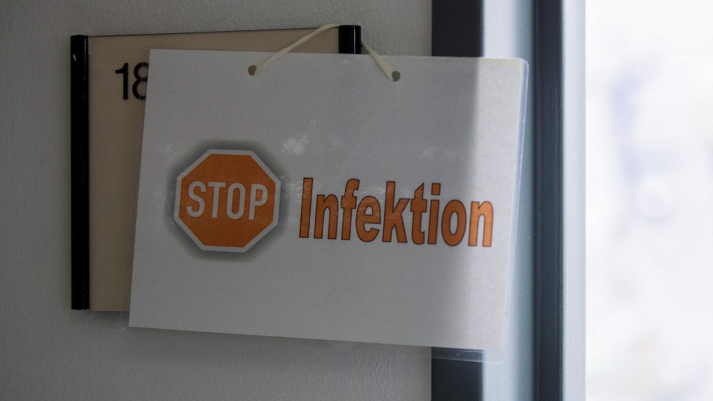 Ein Schild mit der Aufschrift "Stop Infektion" hängt neben der Tür zu einem Krankenzimmer auf einer Intesivstation