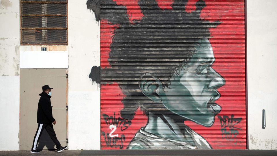 Bayonne, Frankreich. Ein Graffiti im Baskenland erinnert an die Route, die viele Geflüchtete aus Afrika auf ihrem Weg nach Mitteleuropa nehmen. Die Grenze zwischen Spanien und Frankreich im Baskenland wird inzwischen stärker bewacht. Im vergangenen Jahr wurden 13.164 Menschen abgewiesen.