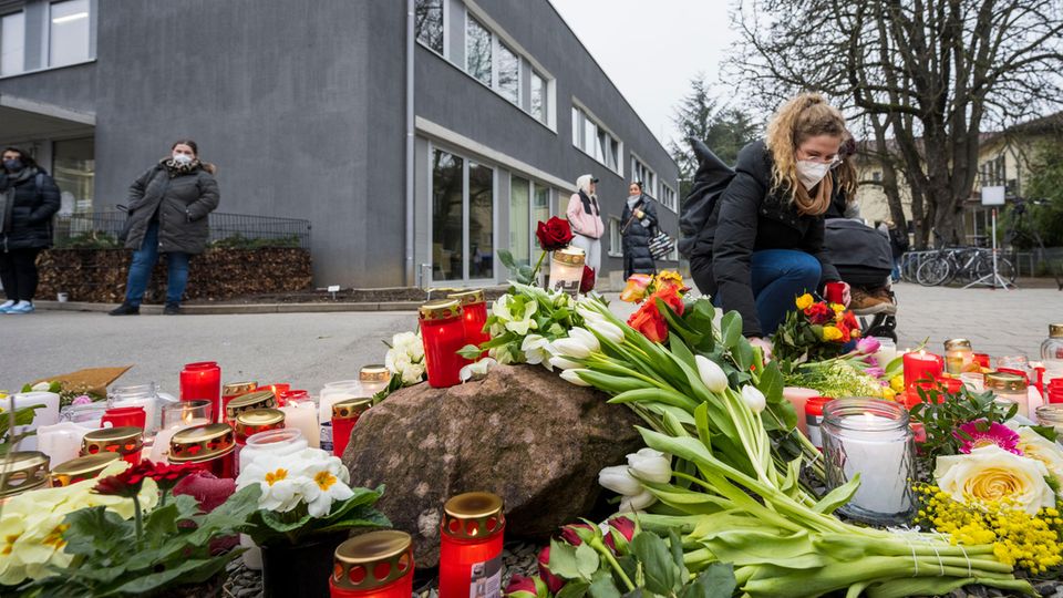 Blumen und Kerzen liegen auf dem Gelände der Universität Heidelberg