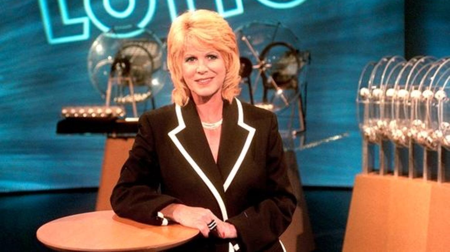 Tietze-Ludwig, Karin *31.05.1941-
Moderatorin, Fernsehansagerin, D
&apos;Lottofee&apos;

- Halbportrait, in der Dekoration des Studios,
in der die Ziehung der Lottozahlen stattfindet

- 08.09.1996

Nur Inland! !