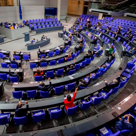 Abgeordnete stimmen im Plenum des Deutschen Bundestages ab