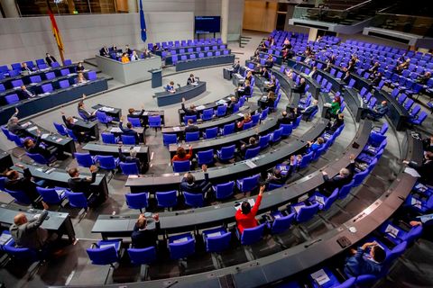 Abgeordnete stimmen im Plenum des Deutschen Bundestages ab