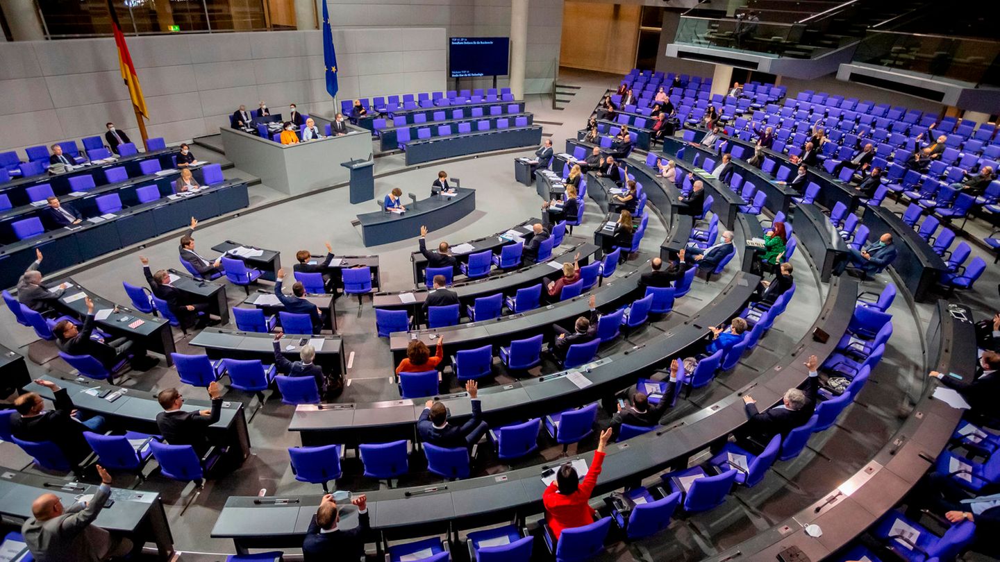 Abgeordnete stimmen im Plenum des Deutschen Bundestages ab