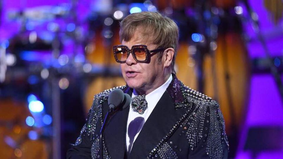 Elton John hält eine Rede bei einer Preisverleihung