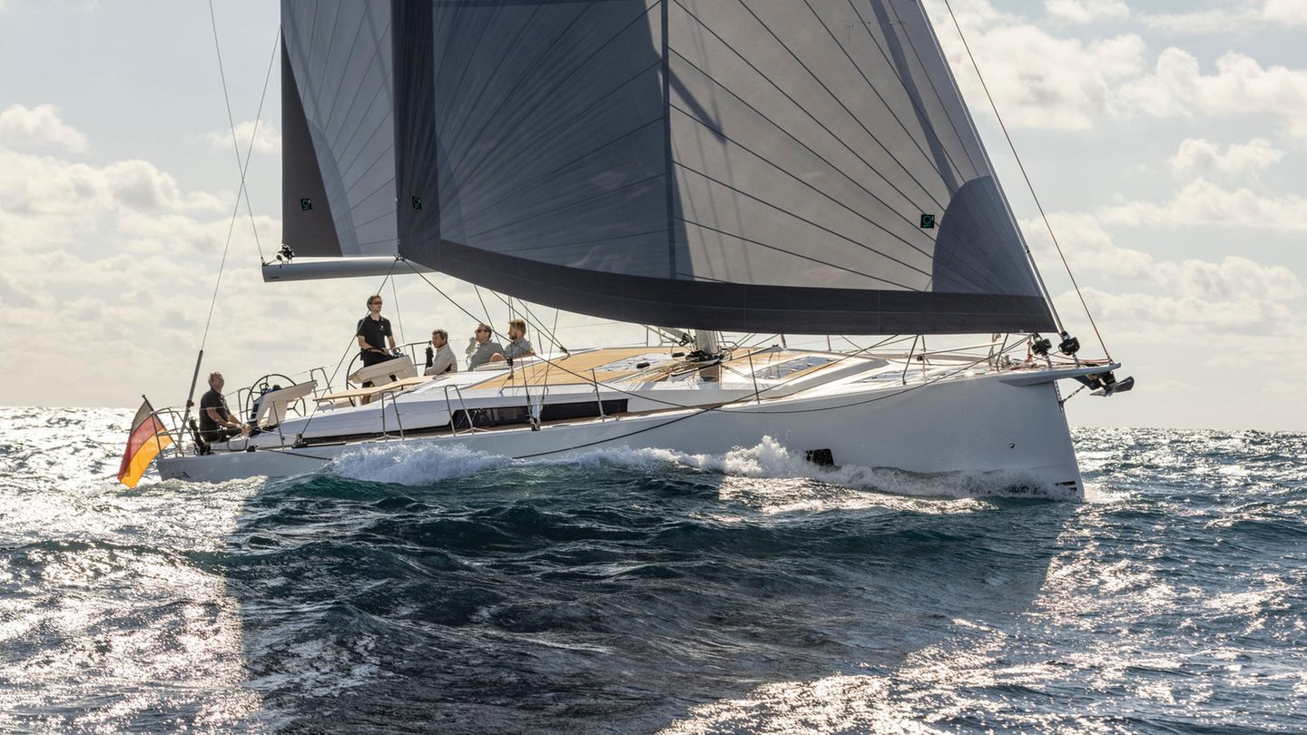 In der Kategorie der Fahrtenboote siegt die Hanse 460. Die Fahrtenyacht ist eine komplette Neuentwicklung der deutschen Werft. Das Design stammt vom Franzosen Olivier Racoupeau. Die Jury: "Mit französischer Finesse hat Hanse die gefragteste Yacht dieser Größe auf den Markt gebracht. Dabei gewinnt die "Große" aus Greifswald nicht nur unter gestalterischen Gesichtspunkten, auch substanziell zeigt die Hanse 460 Überdurchschnittliches." Preis: ca. 322.370 Euro.