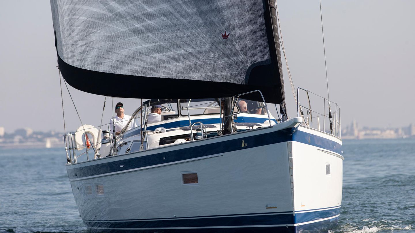 Bei den Luxusyachten ist die Hallberg-Rassy 50 auf dem ersten Platz. "Ein Boot, durch und durch geprägt von den richtigen Entscheidungen", so die Jury. Der Luxustourer erlaube sich so gut wie keinen nennenswerten Fehler und begeistere unter Segeln. Preis: ca. 1,57 Millionen Euro