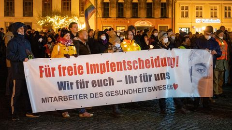 Demonstration von Mitarbeitern im Gesundheitswesen gegen eine Impfpflicht