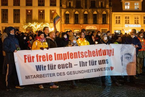Demonstration von Mitarbeitern im Gesundheitswesen gegen eine Impfpflicht
