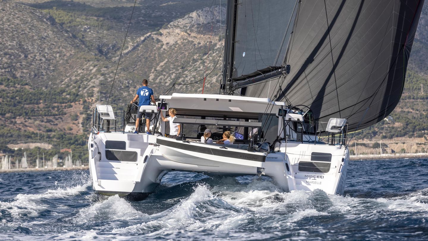 Preisverleihung: Über die Outremer 55 sagt die Jury: "Wer das nicht unbeträchtliche Budget hat und einen Hang zum schnellen Reisen, findet am Markt kein besseres Boot für lange Ozeanpassagen mit großer Crew als den Outremer 55." Sie siegt in der Kategorie Blauwasseryachten. Preis: ca. 1,48 Millionen Euro Über die Outremer 55 sagt die Jury: "Wer das nicht unbeträchtliche Budget hat und einen Hang zum schnellen Reisen, findet am Markt kein besseres Boot für lange Ozeanpassagen mit großer Crew als den Outremer 55." Sie siegt in der Kategorie Blauwasseryachten. Preis: ca. 1,48 Millionen Euro