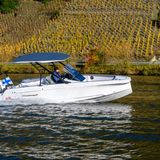 In der Klasse Sportboote bis 8 Meter hat die Axopar 22 T-Top die Nase vorn. Den Ausschlag gaben das auf eine junge Zielgruppe ausgerichtete Konzept und die guten Fahreigenschaften. Sie überzeugt zudem mit einem angemessenen Preis-Leistungs-Verhältnis. Preis: ca. 59.200 Euro.