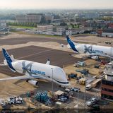 Zwei BelugaXL aus der Luft