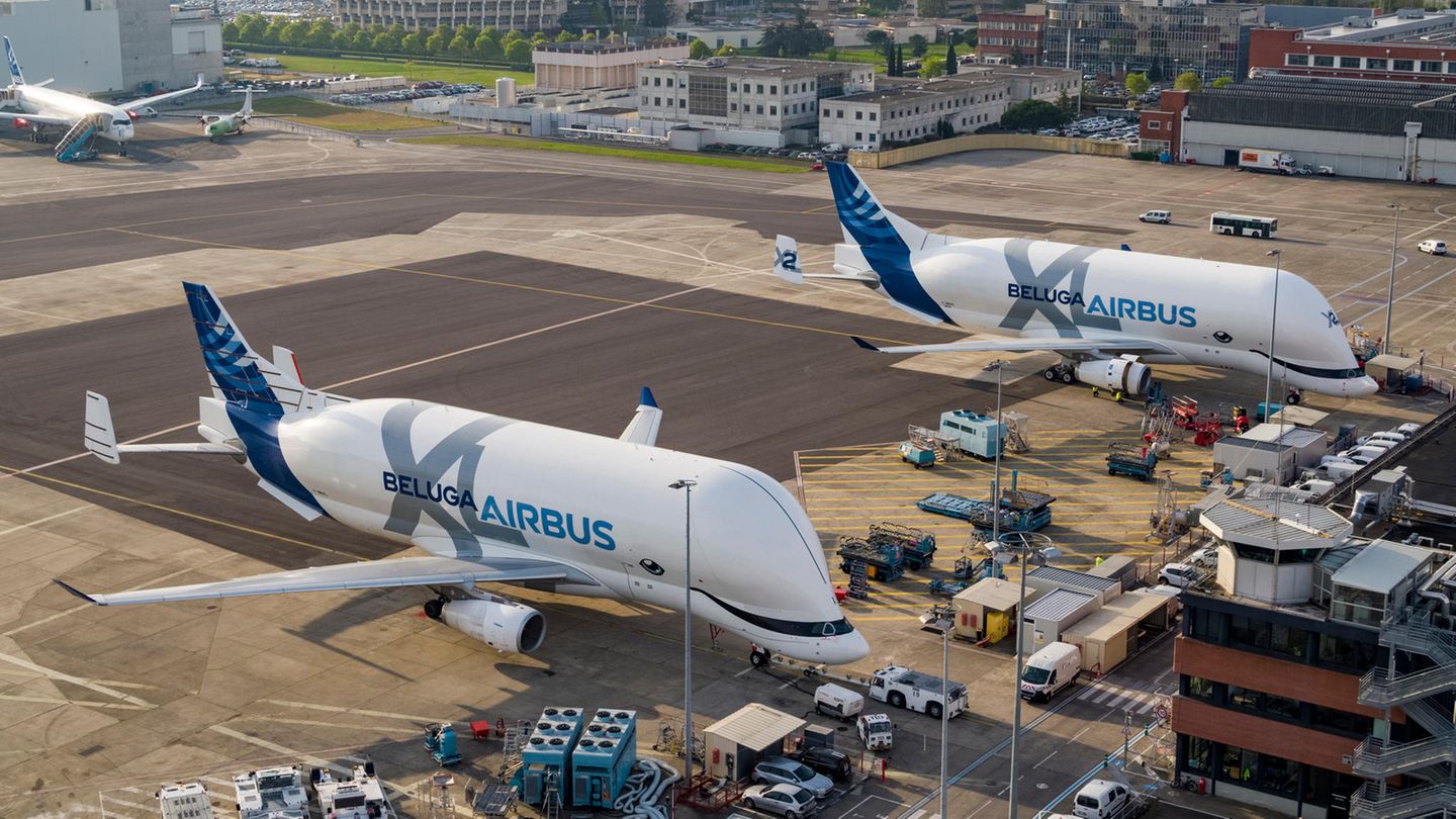 Zwei BelugaXL aus der Luft