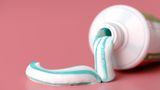 Stiftung Warentest über Kosmetik-Werbeversprechen: "Frei von Fluorid"