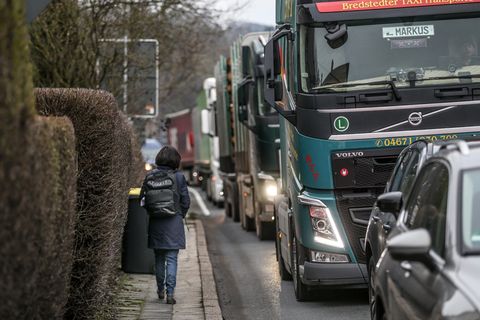 Lkw-Stau in einem Wohngebiet
