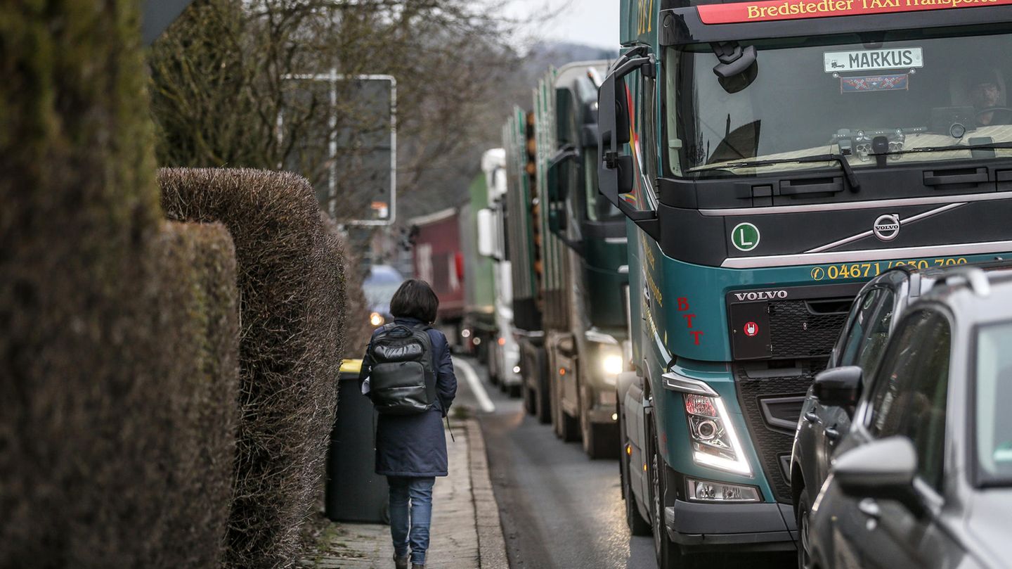 Lkw-Stau in einem Wohngebiet