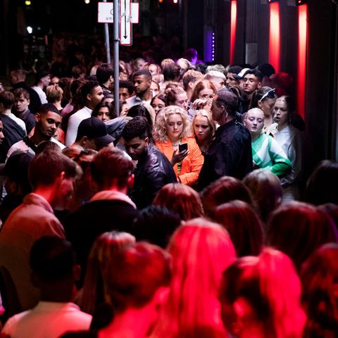 Menschen stehen dicht gedrängt und ohne Maske vor einem Nachtclub in Dänemark