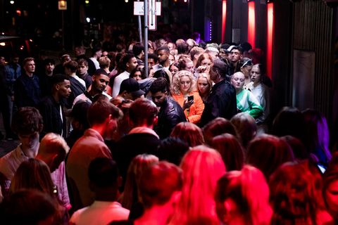 Menschen stehen dicht gedrängt und ohne Maske vor einem Nachtclub in Dänemark