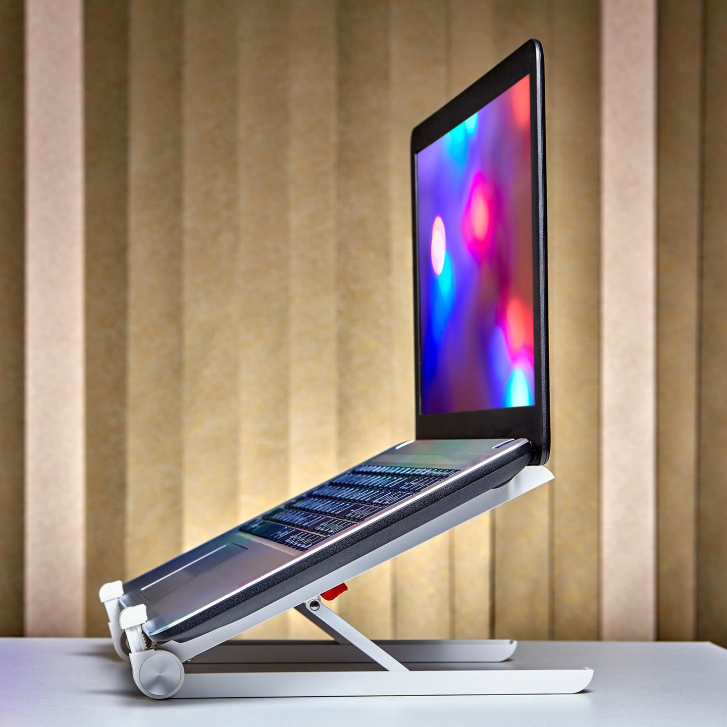 Ein Laptopständer ist flexibel nutzbar