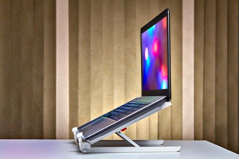 Ein Laptopständer ist flexibel nutzbar