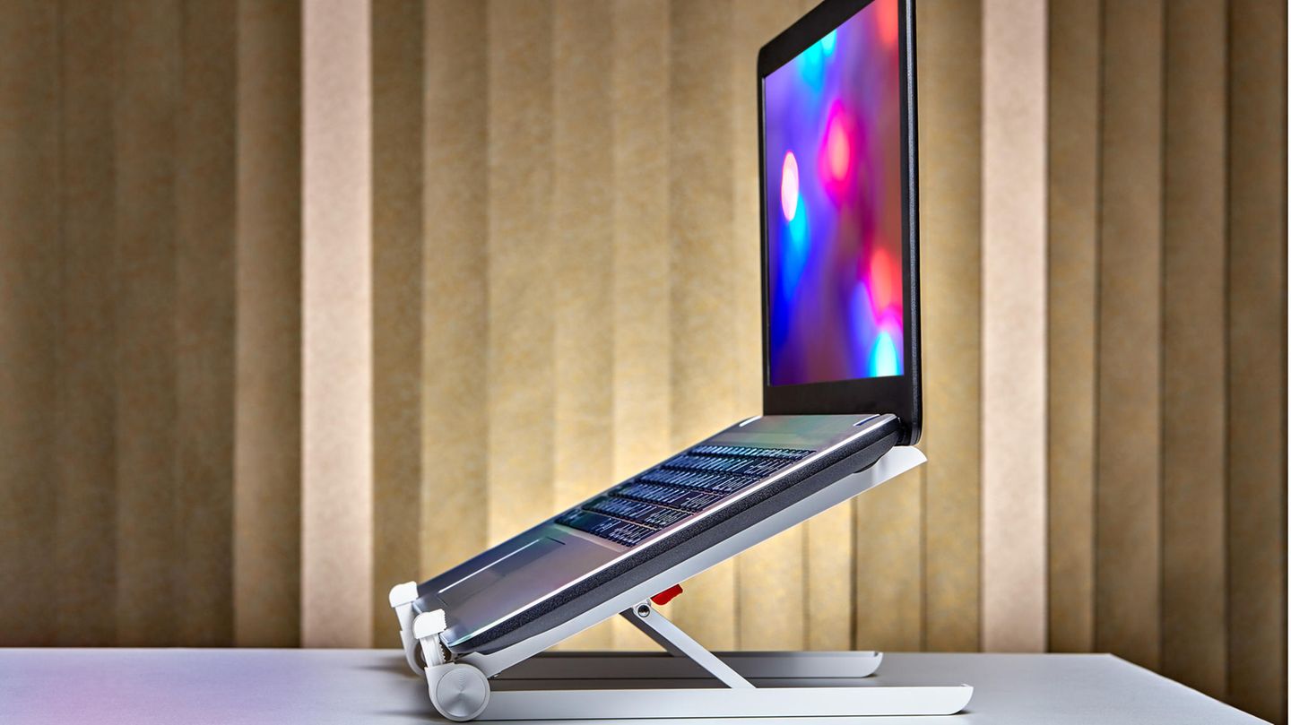 Ein Laptopständer ist flexibel nutzbar